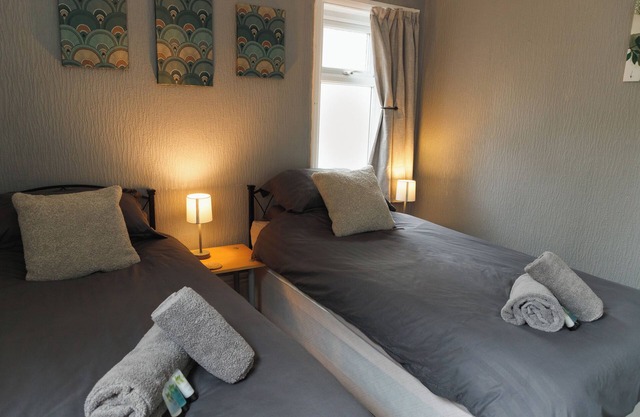 Seaside Solace: 2BR with Scenic Coastline Views