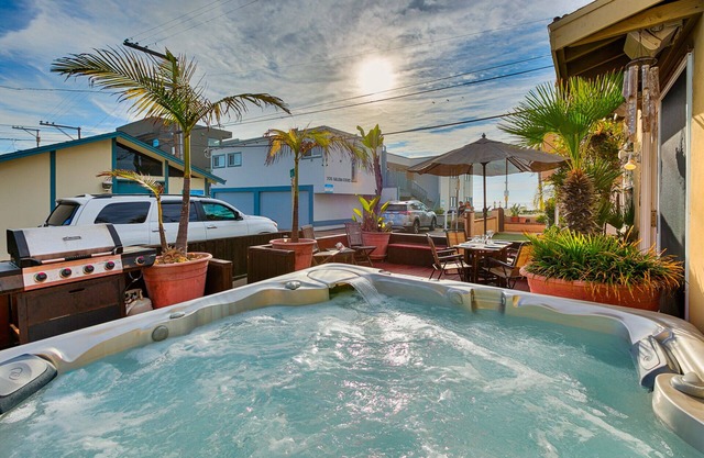 Seaside Surf Sanctuary with ocean view from new jacuzzi! 50 steps to ocean!