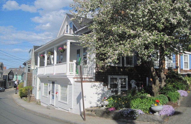 Seaside vacation studio steps from beaches and harbor area in historic Rockport