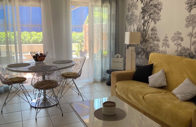 Seasonal rental Two-room apartment 48 m2 Frejus plage et du Port. Terrace 15 m2.