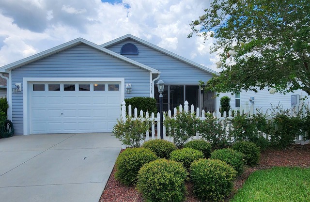 Seasonal Villa - 2 bed/2 bath in The Villages with Golf Car!