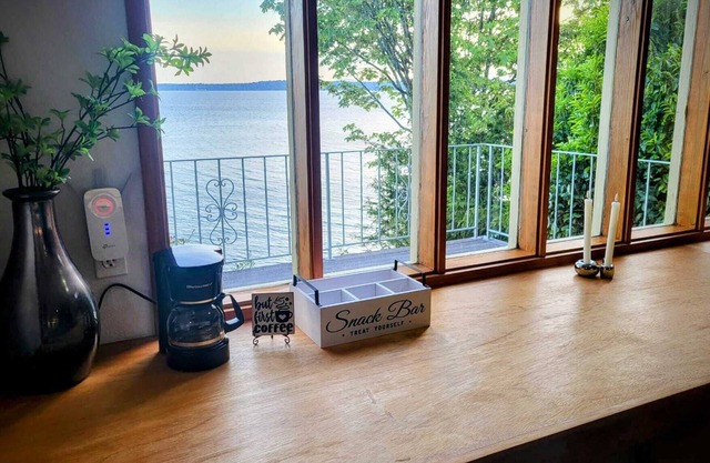 Seattle Luxury Waterfront & Beach Access 2Beds