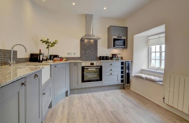 Seaview 1 Bed Apartment Sleeps 4 - Balcony - Tv