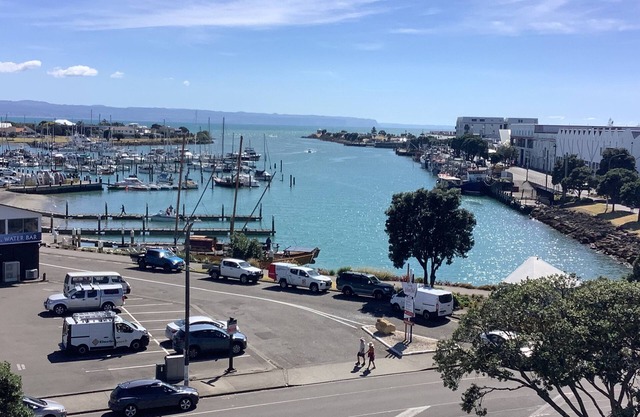 Seaview Apartment-2B/@2B on Top story within the West Quay apartments