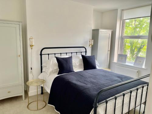 Seaview flat with balcony, spacious 2 bedroom