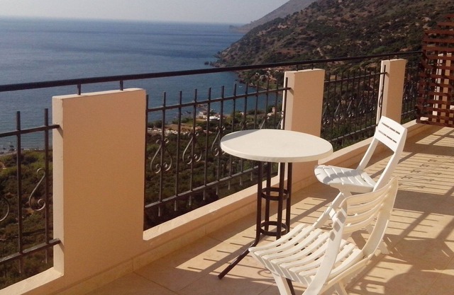 Seaview Studio, 3 pers. panoramic seaview in beautiful setting, west from Chania