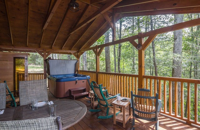 Secluded 2 Bed, Hot Tub, Pool Table, Fire Pit. Enjoy the fall fun at Dollywood!