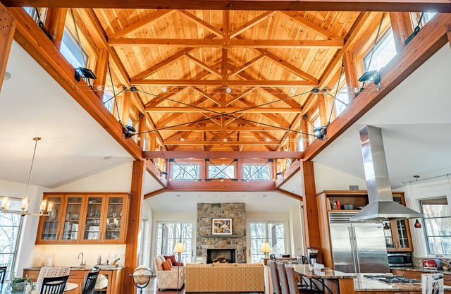 Secluded Amish post and beam custom-built home w/hot tub at Valley Forge Park