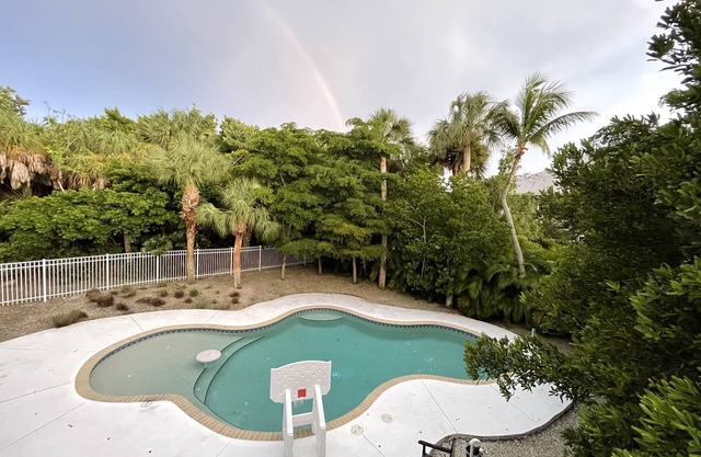 Secluded and Private House with Pool, Near Beach. 11 blocks from Village.