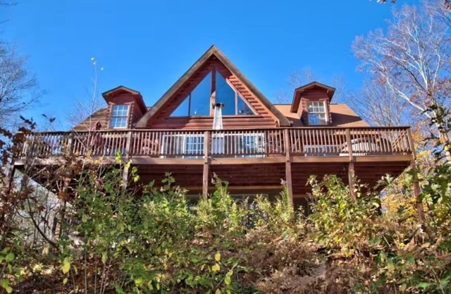 Secluded, Bachelor parties, Pocono Cabin over Lehigh River, sleeps 20, hot tub