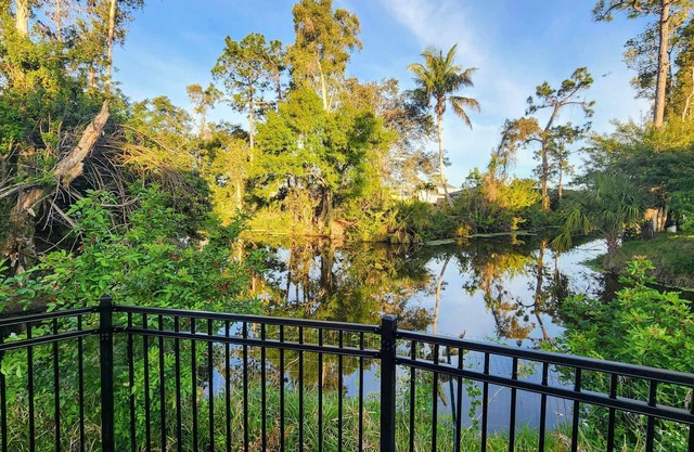 Secluded Backyard w/Pool & HotTub. Sleeps up to 10. Centrally located. 3bed2b