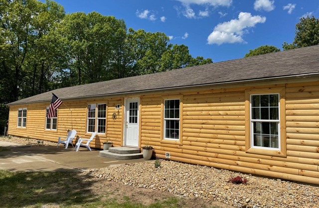 Secluded Black Bear Lodge w/Private Pool & Hot Tub near Hocking Hills Ohio