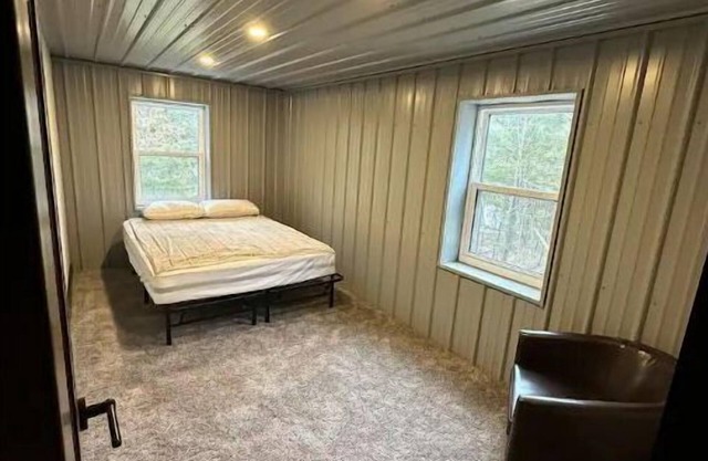 Secluded Cabin-40 acres & trails