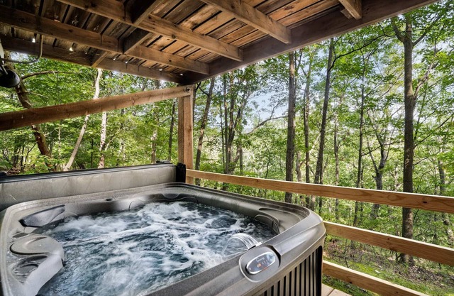 Secluded Cabin: Hot Tub, Huge Deck, Fire Pit, WiFi