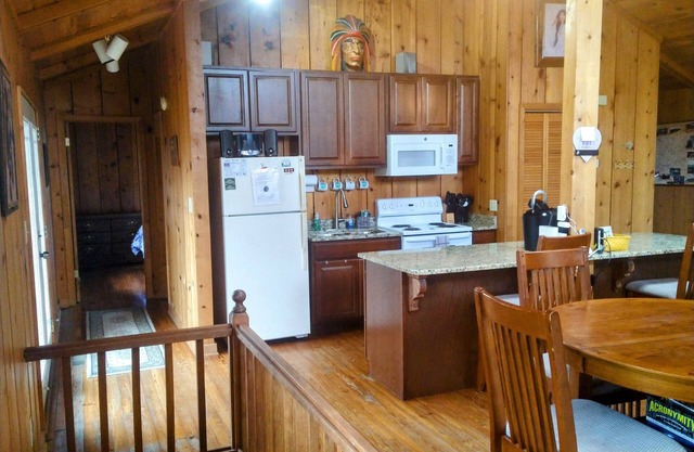 Secluded Cabin near Helen with Hot Tub and Beautiful Views