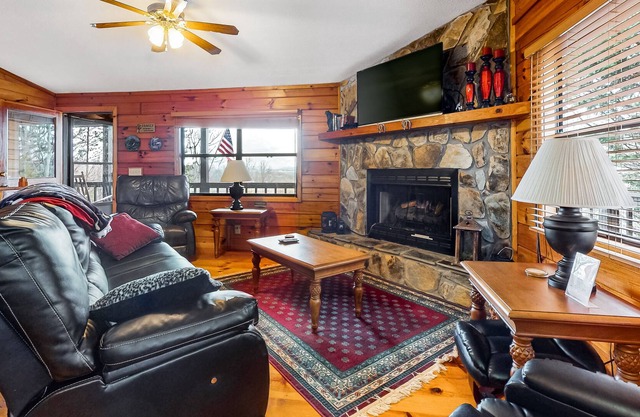 Secluded cabin w/ hot tub, furnished deck, gas fireplace & mountain views!
