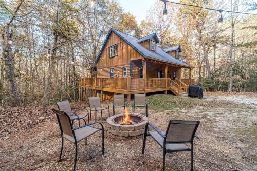 Secluded Cabin with Hot-tub and Fire Pit in Cleveland, Georgia