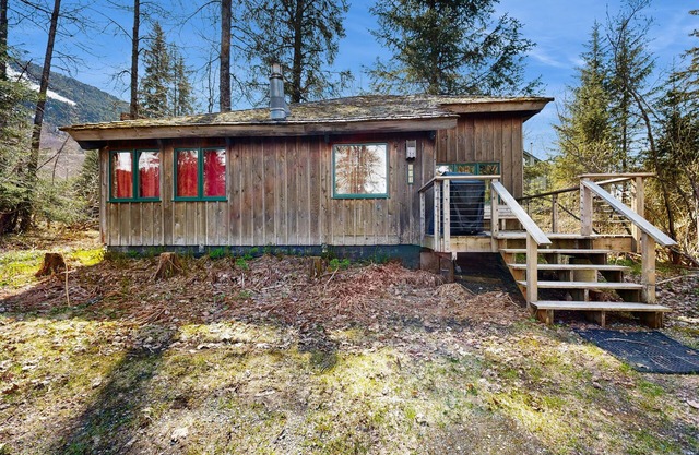 Secluded cottage w/mountain views and gas fireplace - close to lifts/activities