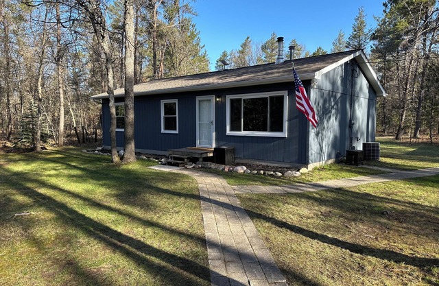Secluded Cozy Cabin. Minutes from Forest Dunes-Ausable River-Explore!
