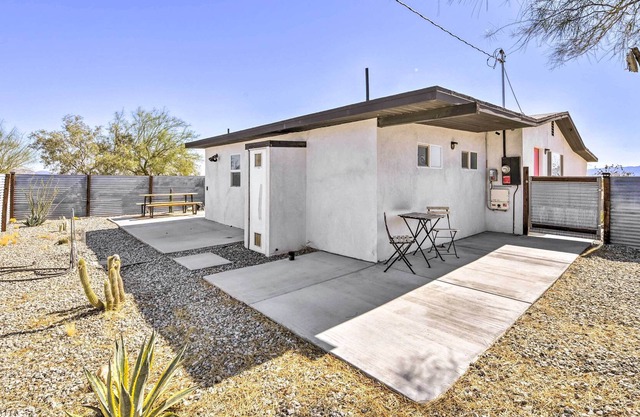Secluded Desert Home: 17 Mi to Joshua Tree NP