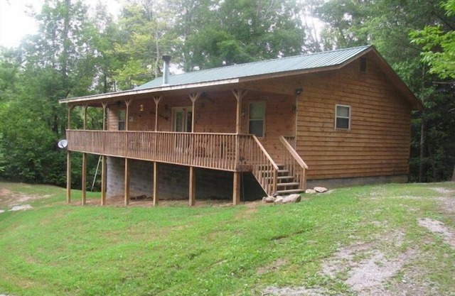 Secluded, Forest Setting, Game Room, Hot Tub, Fireplace, & Wi -Fi
