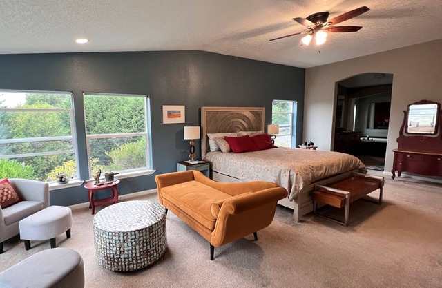 Secluded getaway 5 minutes from salmon fishing, kayaking, and whale watching!