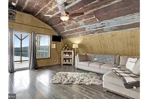 Secluded, Hot Tub, Gameroom, Fire Pit, Mountain View