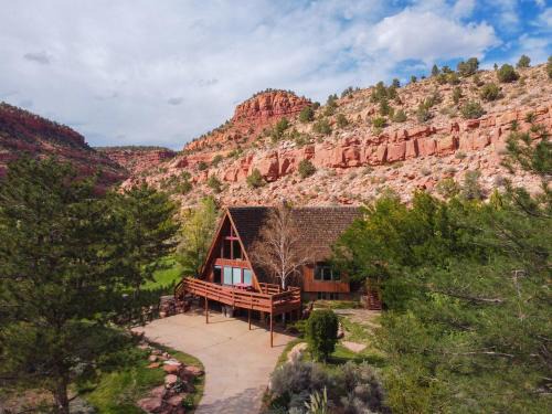 Secluded Kanab Family Cabin w Hot Tub and Red Rock Views