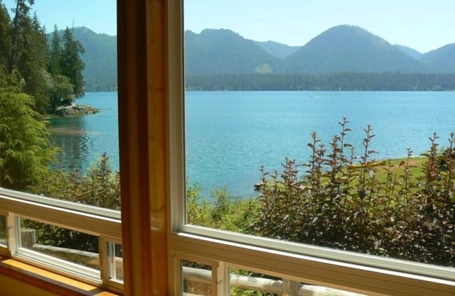 Secluded Lakefront, Private Low Bank Beach, Hot Tub, Dog Friendly, 3-5BRs