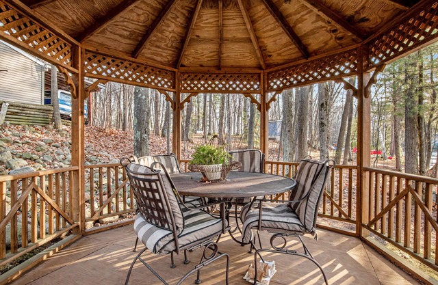 Secluded lakefront gem with breathtaking views & free WiFi - dogs welcome