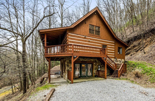 Secluded Log Cabin! Free pool access, big yard, awesome location!