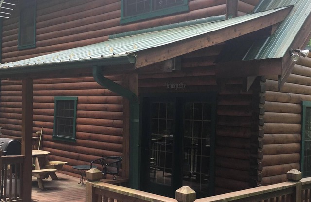 Secluded log cabin on the Little River