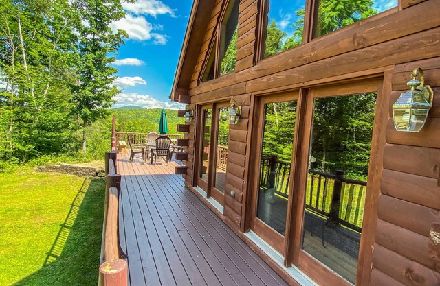 Secluded Log Cabin with hot-tub. Near Lake George. Amazing Mt View. Sleeps 15