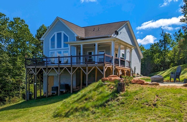 Secluded Mill Spring Retreat: Stunning Views, Luxury Amenities