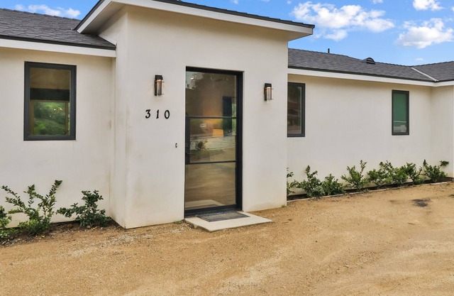 Secluded Modern Farmhouse conveniently located