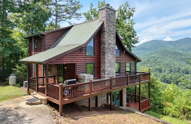 Secluded Mountain-Top Cabin with Stunning Sunset Views, Hot Tub and Fireplace