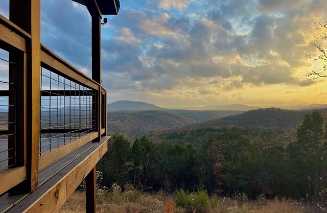 Secluded mountaintop cabin, 40 acres, views of Buffalo River below & wildlife