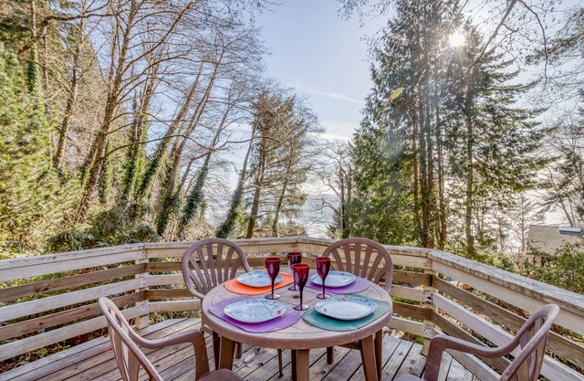Secluded Nature-lover’s Delight Above Manzanita Has King Suite