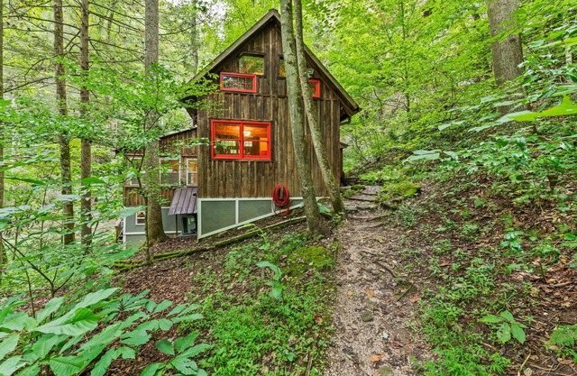 Secluded Red River Gorge Pet-Friendly Cabin on 6 acres