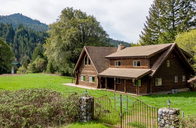 Secluded riverfront home with firepit, full kitchen, wonderful views & bunk room