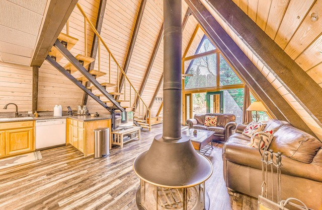 Secluded Ruidoso Cabin w/ Hot Tub & Fireplace!