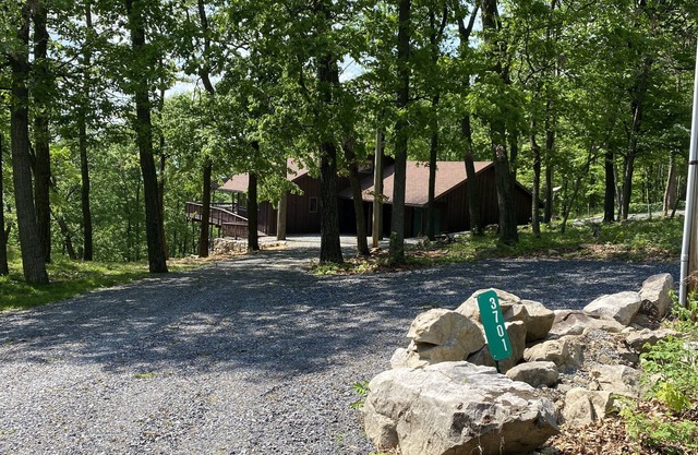 Secluded/Spacious Cabin with 5 BR, 5 min to resort