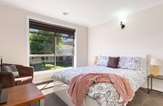 Seclusion on Bellevue- heaps of parking, wifi and private townhouse - Three bedroom private and quiet townhouse with a queen, double and two singles