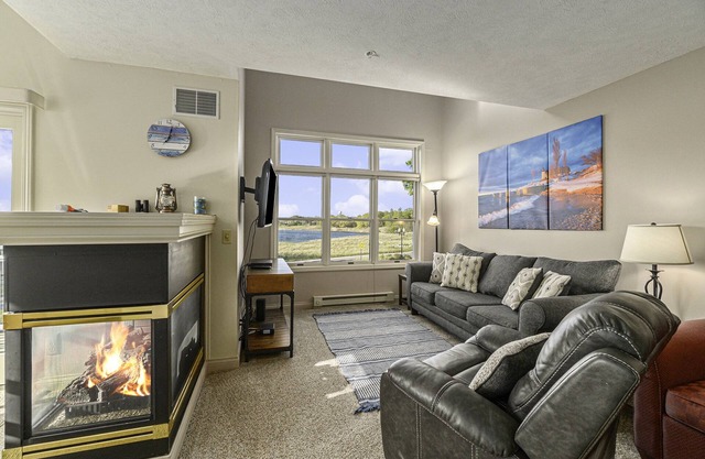 Second Floor Lakeview Condo
