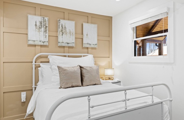 Second-floor suite with deck, mountain views, firepits, & game room