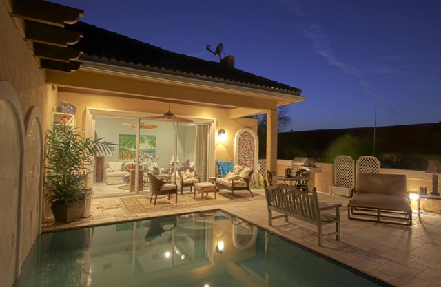Second Floor Totally Pool with BBQand summer kitchen One block from the Avenue