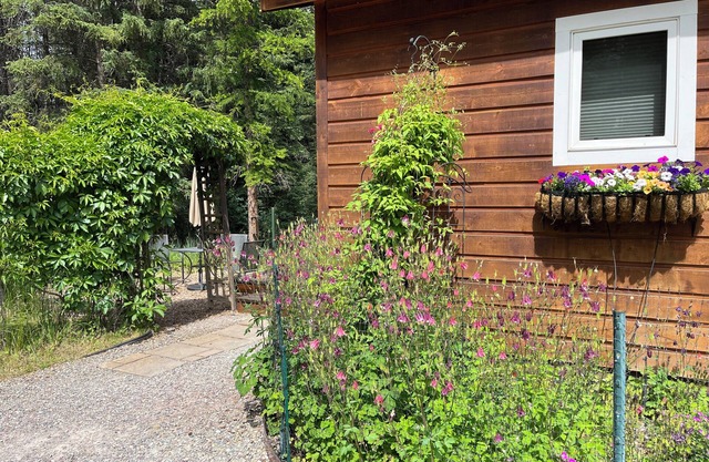 Secret Garden, king bed Cottage