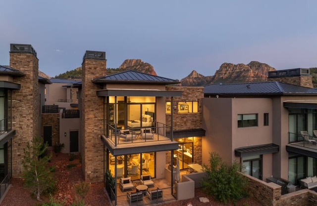 Sedona Luxury! Golf, Shared Pool & Stunning Views