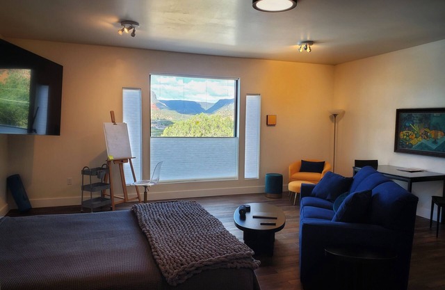 SEDONA VISTA STUDIO - NEW, MODERN, GORGEOUS VIEWS - AMAZING 3D TOUR LINK BELOW!