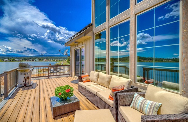See Fall's Changing Colors! Hot Toddy: Lakefront Beauty w/Hot Tub, Fireplace, 6 Min to Uptown